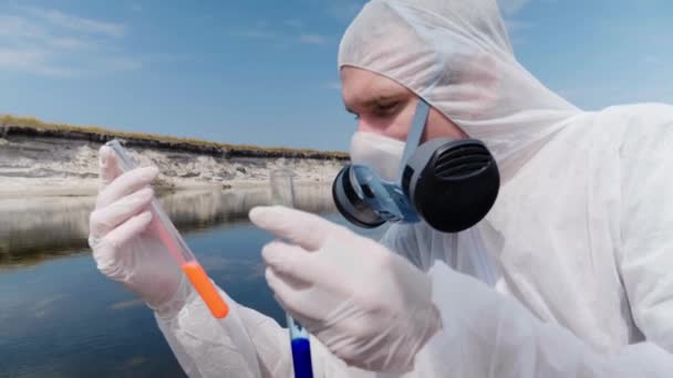 Mens Een Beschermend Pak Ademhalingsmasker Observeert Een Chemische Reactie Van — Stockvideo