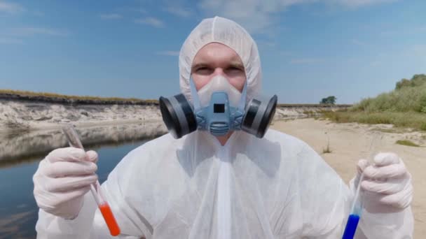 Ember Egy Védő Öltöny Légzőrendszer Vitro Áll Strandon Mellett Szárított — Stock videók