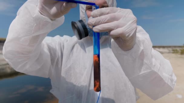 Hombre Traje Protector Respirador Vierte Químicos Tubo Otro Para Obtener — Vídeos de Stock