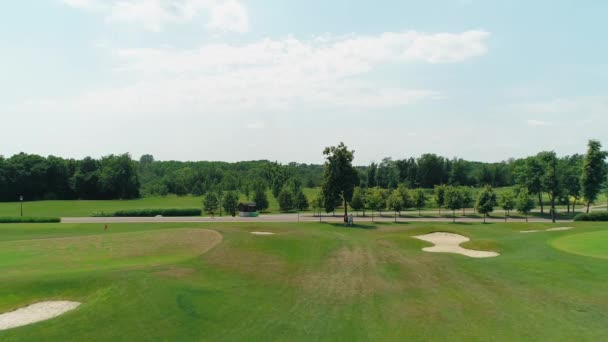 Widok Lotu Ptaka Zielone Pole Golfowe Pięknymi Drzewami Lasem Błękitne — Wideo stockowe