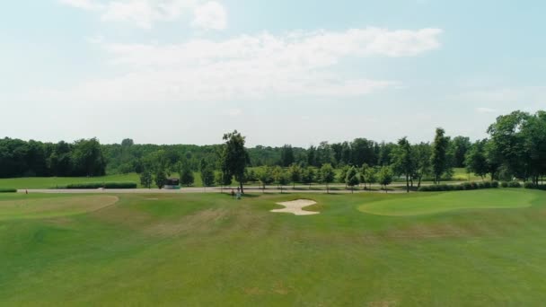 Luchtfoto Van Een Groene Golfbaan Met Prachtige Bomen Bos Blauwe — Stockvideo