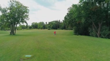 Vr kulaklık kullanan ve parkta sanal bir oyun oynayan adamın havadan görünümü. Kasklı genç adam doğanın arka planında artırılmış gerçeklik yaşıyor. 4k drone görüntüleri.