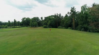 Vr kulaklık kullanan ve parkta sanal bir oyun oynayan adamın havadan görünümü. Kasklı genç adam doğanın arka planında artırılmış gerçeklik yaşıyor. 4k drone görüntüleri.
