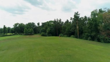 Vr kulaklık kullanan ve parkta sanal bir oyun oynayan adamın havadan görünümü. Kasklı genç adam doğanın arka planında artırılmış gerçeklik yaşıyor. 4k drone görüntüleri.