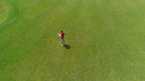 Vue Aérienne Homme Qui Prend Casque Dans Main Dans Parc — Video