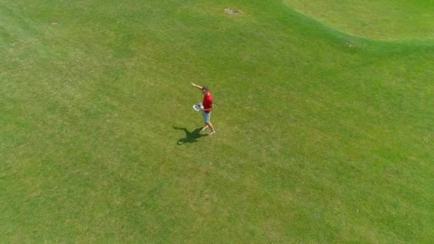 Vista Aérea Del Hombre Que Toma Auricular Mano Parque Señala — Vídeo de stock