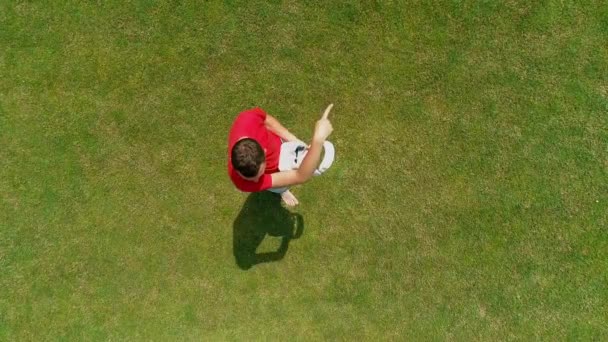 Аерофотозйомка Людини Яка Бере Гарнітуру Руку Парку Вказує Напрямок Молодий — стокове відео