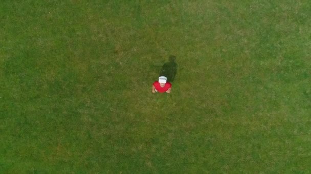 Vista Aérea Del Hombre Con Auricular Cabeza Que Mira Hacia — Vídeos de Stock