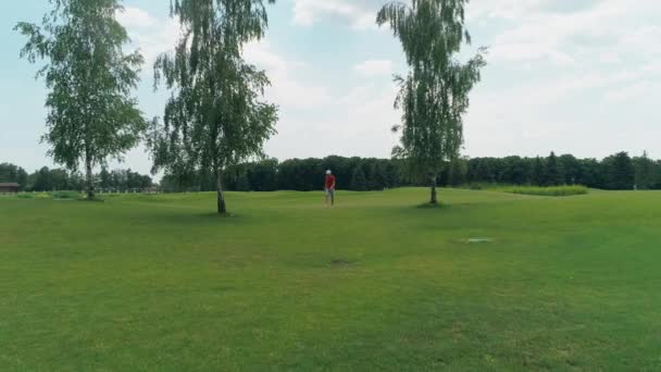 Kulaklık Kullanan Parkta Sanal Bir Oyun Oynayan Bir Adam Kasklı — Stok video