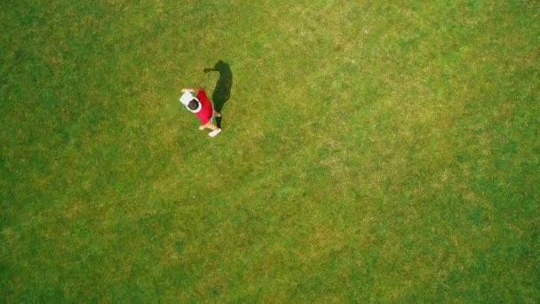 Kulaklık Kullanan Parkta Sanal Bir Oyun Oynayan Adamın Havadan Görünümü — Stok video