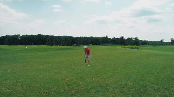 Hombre Que Usa Auriculares Juega Juego Virtual Parque Chico Joven — Vídeo de stock