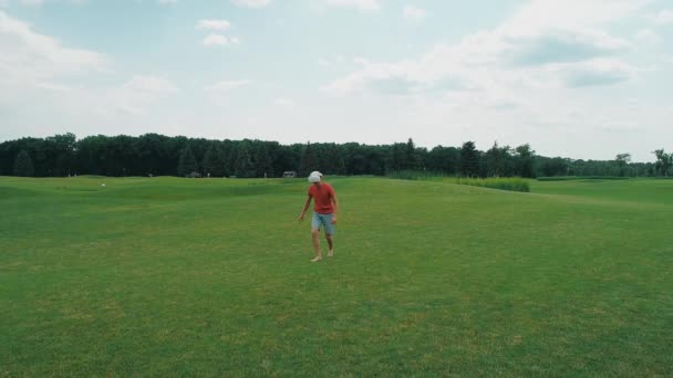 Man Som Använder Ett Headset Och Spelar Ett Virtuellt Spel — Stockvideo