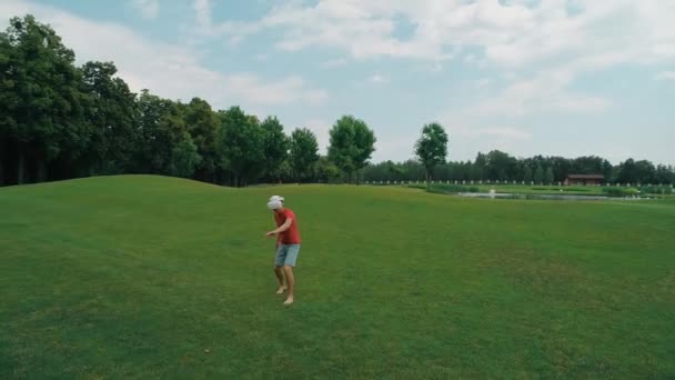 Homem Usando Fone Ouvido Jogando Jogo Virtual Parque Jovem Capacete — Vídeo de Stock