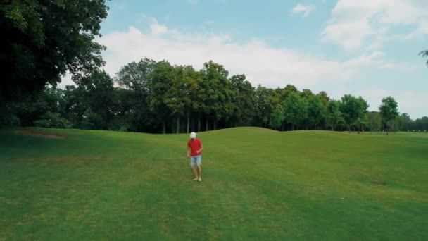 Uomo Che Usa Visore Gioca Gioco Virtuale Nel Parco Giovane — Video Stock