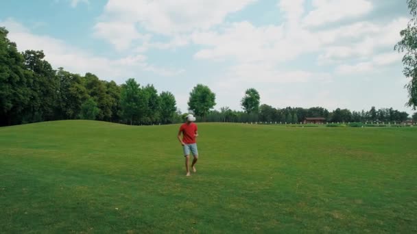 Homem Usando Fone Ouvido Jogando Jogo Virtual Parque Jovem Capacete — Vídeo de Stock