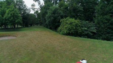 Vr kulaklık kullanan ve parkta sanal bir oyun oynayan adamın havadan görünümü. Kasklı genç adam doğanın arka planında artırılmış gerçeklik yaşıyor. 4k drone görüntüleri.