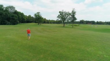 Vr kulaklık kullanan ve parkta sanal bir oyun oynayan adamın havadan görünümü. Kasklı genç adam doğanın arka planında artırılmış gerçeklik yaşıyor. 4k drone görüntüleri.