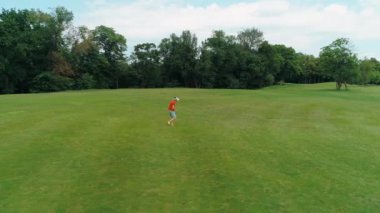 Vr kulaklık kullanan ve parkta sanal bir oyun oynayan adamın havadan görünümü. Kasklı genç adam doğanın arka planında artırılmış gerçeklik yaşıyor. 4k drone görüntüleri.