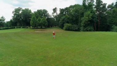 Vr kulaklık kullanan ve parkta sanal bir oyun oynayan adamın havadan görünümü. Kasklı genç adam doğanın arka planında artırılmış gerçeklik yaşıyor. 4k drone görüntüleri.