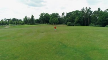 Vr kulaklık kullanan ve parkta sanal bir oyun oynayan adamın havadan görünümü. Kasklı genç adam doğanın arka planında artırılmış gerçeklik yaşıyor. 4k drone görüntüleri.