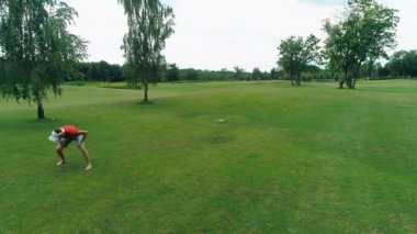 Vr kulaklık kullanan ve parkta sanal bir oyun oynayan adamın havadan görünümü. Kasklı genç adam doğanın arka planında artırılmış gerçeklik yaşıyor. 4k drone görüntüleri.