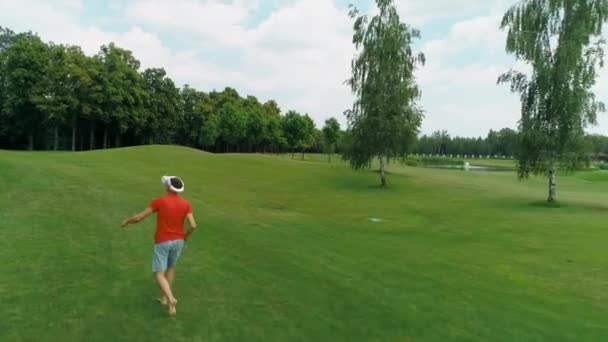 Kulaklık Kullanan Parkta Sanal Bir Oyun Oynayan Adamın Havadan Görünümü — Stok video