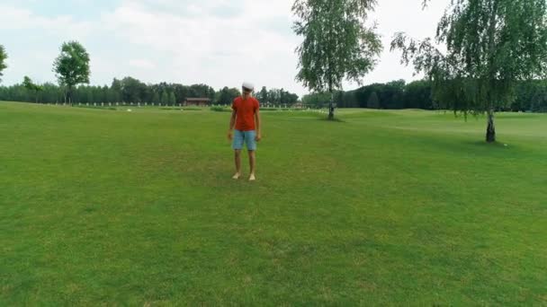 Homme Utilisant Casque Jouant Jeu Virtuel Dans Parc Jeune Homme — Video