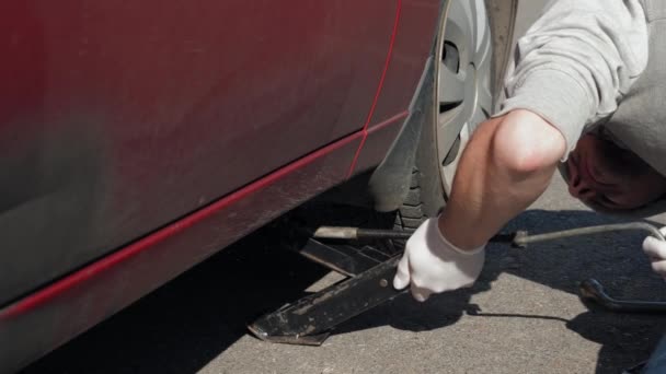 Hombre Sin Experiencia Guantes Blancos Tratando Agarrar Coche Rojo Roto — Vídeos de Stock