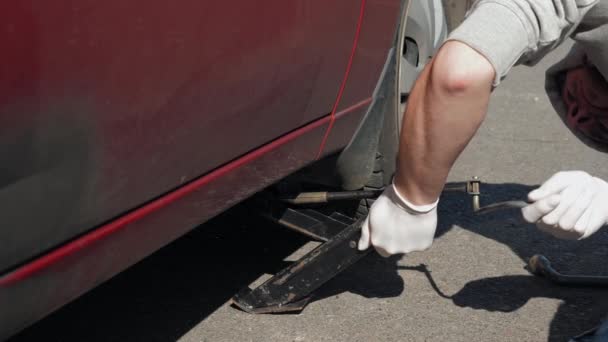 Homem Inexperiente Luvas Brancas Tentando Roubar Carro Vermelho Quebrado Sujo — Vídeo de Stock