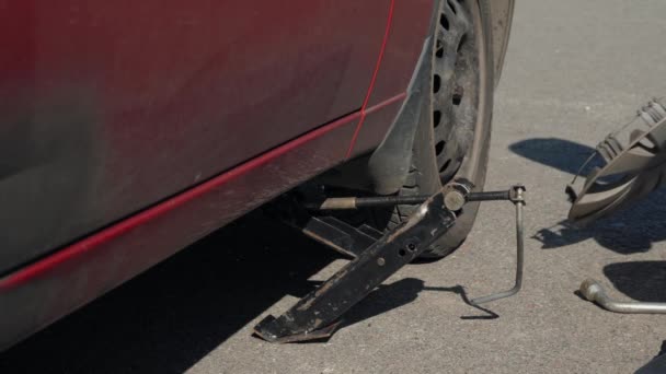 Hombre Sin Experiencia Con Guantes Blancos Robó Coche Rojo Roto — Vídeos de Stock