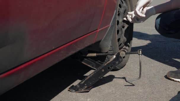 Hombre Sin Experiencia Con Guantes Blancos Robó Coche Rojo Roto — Vídeos de Stock