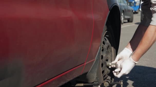 Homem Inexperiente Com Luvas Brancas Roubou Carro Vermelho Quebrado Sujo — Vídeo de Stock