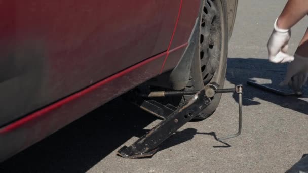 Hombre Sin Experiencia Con Guantes Blancos Robó Coche Rojo Roto — Vídeos de Stock