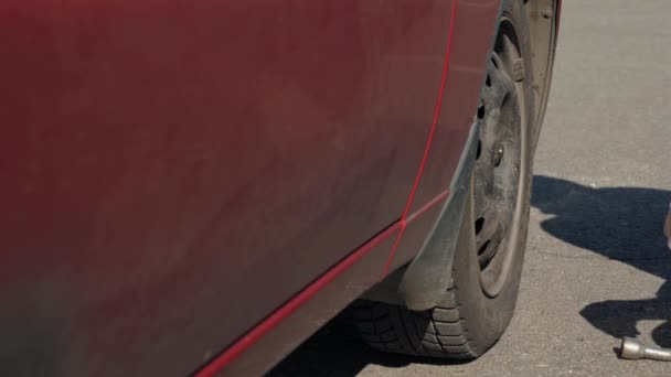 Homem Inexperiente Com Luvas Brancas Roubou Carro Vermelho Quebrado Sujo — Vídeo de Stock