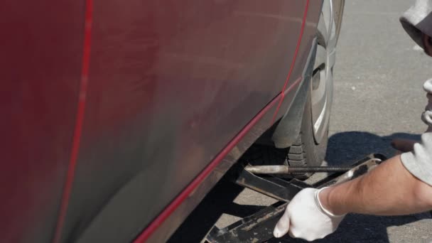 Hombre Sin Experiencia Guantes Blancos Tratando Agarrar Coche Rojo Roto — Vídeos de Stock