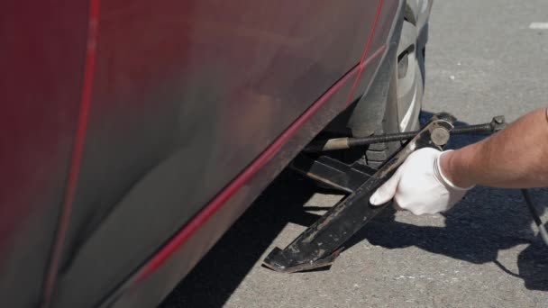 Uomo Inesperto Guanti Bianchi Che Cerca Rubare Auto Rossa Rotta — Video Stock