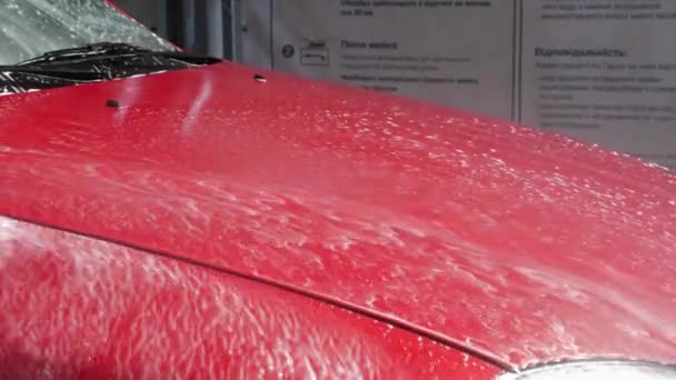 一喷的高压水冲走了汽车的污垢 泡沫洗涤剂从汽车引擎盖排出 — 图库视频影像