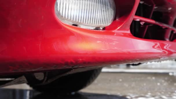 Agua Detergente Espumado Drenan Coche Rojo Lavado Auto Servicio Lavado — Vídeo de stock