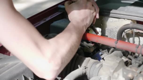 Close Mãos Homem Inexperiente Que Aproxima Capô Aberto Carro Quebrado — Vídeo de Stock