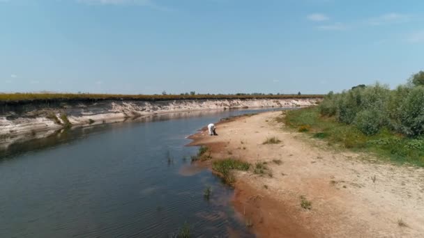 Vue Aérienne Homme Combinaison Protection Respirateur Qui Ramasse Des Déchets — Video