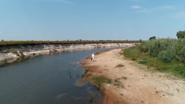 Letecký Pohled Muže Ochranném Obleku Respirátoru Který Sbírá Umělohmotný Odpad — Stock video