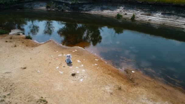 Luftaufnahme Eines Mannes Schutzanzug Und Atemmaske Der Inmitten Von Plastikmüll — Stockvideo