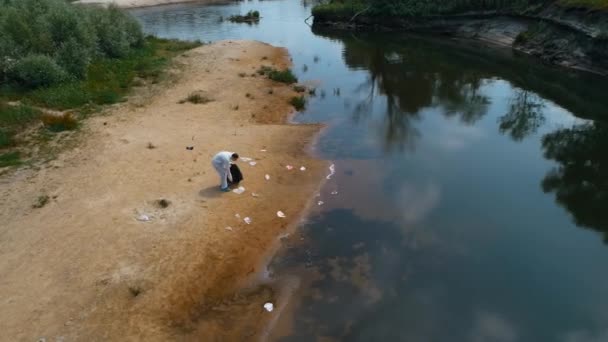 Kuru Kirli Bir Nehrin Kıyısında Plastik Çöp Toplayan Koruyucu Giysili — Stok video