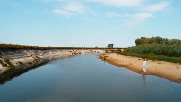 Εναέρια Θέα Ενός Άντρα Προστατευτική Στολή Που Συλλέγει Πλαστικά Σκουπίδια — Αρχείο Βίντεο