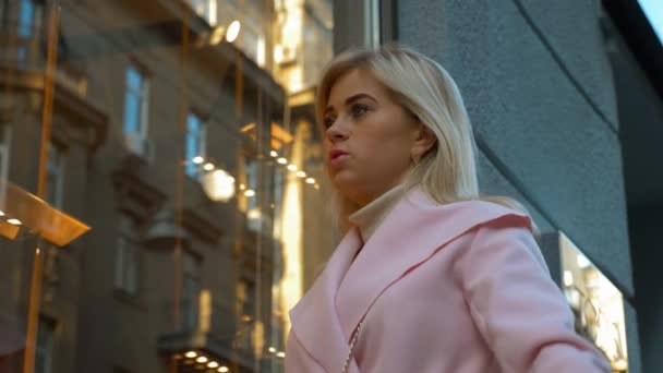 Jonge Aantrekkelijke Blonde Vrouw Kijkt Naar Boutique Window Mooi Meisje — Stockvideo