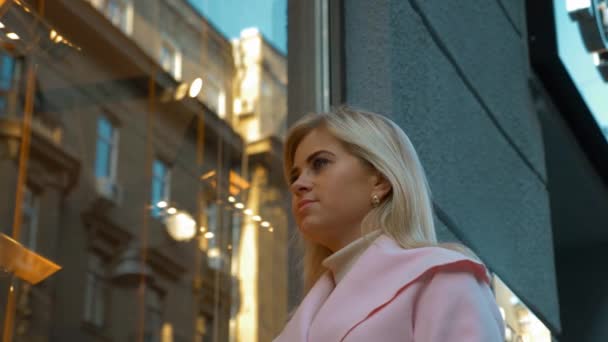 Genç Çekici Sarışın Kadın Butik Pencereye Bakıyor Güzel Kız Alışveriş — Stok video