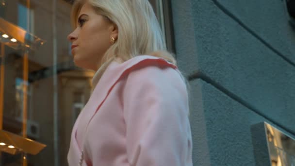 Junge Attraktive Blonde Frau Träumt Vom Neukauf Der Nähe Des — Stockvideo