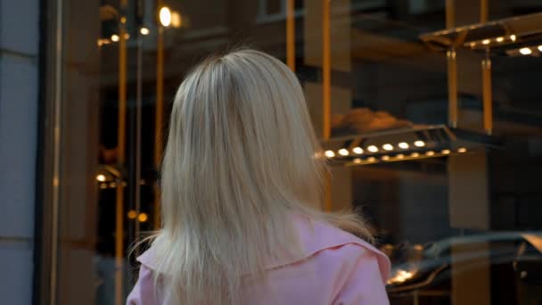 Młoda Atrakcyjna Blond Kobieta Patrząc Okno Boutique Piękna Dziewczyna Stoi — Wideo stockowe
