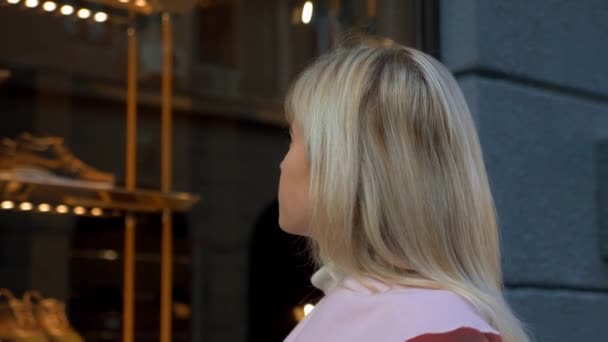 Junge Attraktive Blonde Frau Beim Blick Auf Das Schaufenster Der — Stockvideo