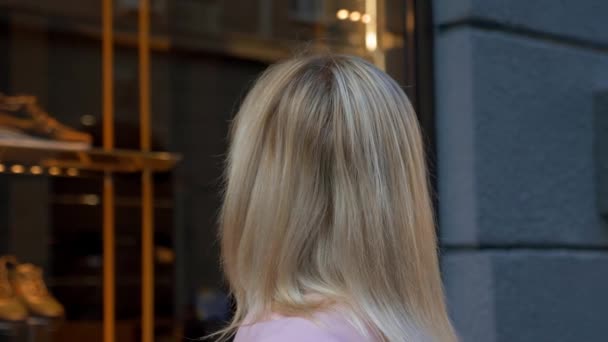 Junge Attraktive Blonde Frau Beim Blick Auf Das Schaufenster Der — Stockvideo